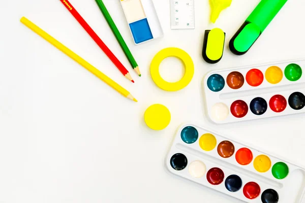 suluboya boya ve beyaz arka plan üzerinde ileti örneği 