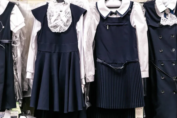 Çocuklar, okul üniforması anımsatan için giyim 