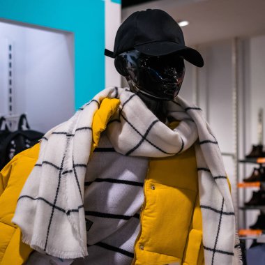 manken sıradışı görünümü giyim 