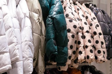 kıyafetleri soyunma odasında ya da dükkanda 