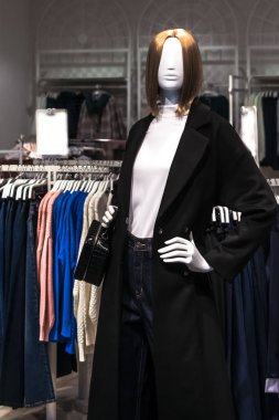 manken sıradışı görünümü giyim 