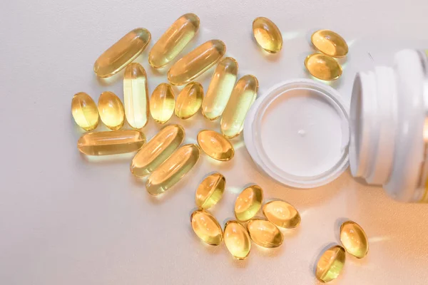 Tablet ya da kapsül sıvı ilaç ve termometre 