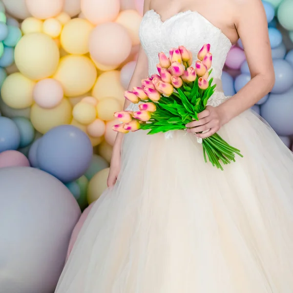 Mani Della Sposa Con Mazzo Fiori — Foto Stock