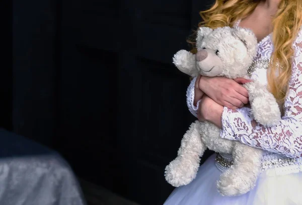 Дівчина Наречена Іграшковим Ведмедем Руці — стокове фото