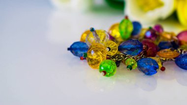 Lale beyaz ve sarı farklı kombinasyonlarda ve çeşitli nesneleri ile birlikte 