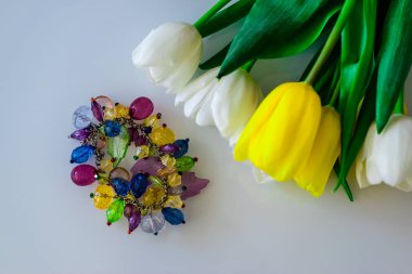 Lale beyaz ve sarı farklı kombinasyonlarda ve çeşitli nesneleri ile birlikte 