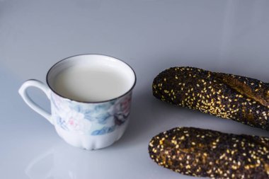 süt bir kupa ekmek, kurutma veya elma tablo 