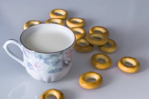 Leche Una Taza Sobre Mesa Con Pan Secado Manzanas —  Fotos de Stock