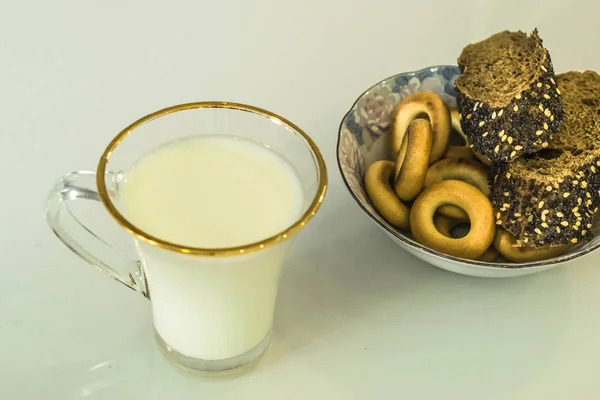 Latte Una Tazza Sul Tavolo Con Pane Essiccazione Mele — Foto Stock