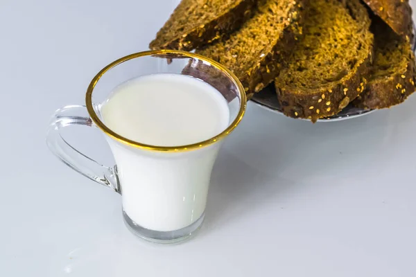 Milch Becher Auf Dem Tisch Mit Brot Trocknung Oder Äpfeln — Stockfoto