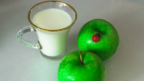 Mjölk Mugg Bordet Med Bröd Äpplen Eller Torkning — Stockfoto