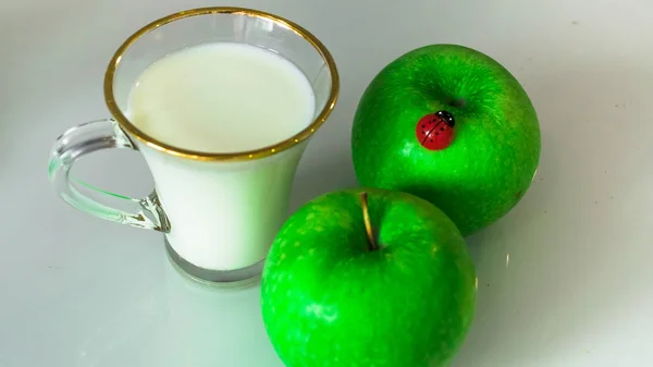 Mjölk Mugg Bordet Med Bröd Äpplen Eller Torkning — Stockfoto