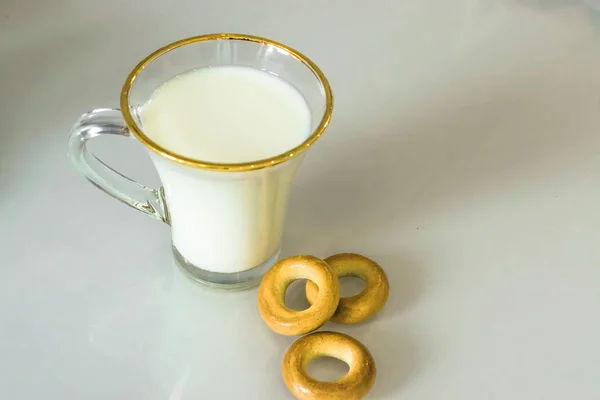 Lait Dans Une Tasse Sur Table Avec Pain Séchage Des — Photo