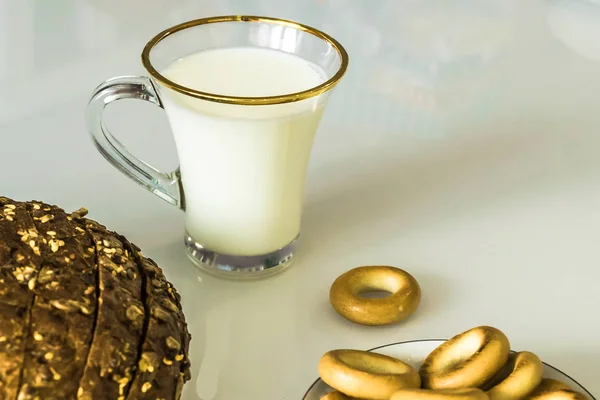 Milch Becher Auf Dem Tisch Mit Brot Trocknung Oder Äpfeln — Stockfoto