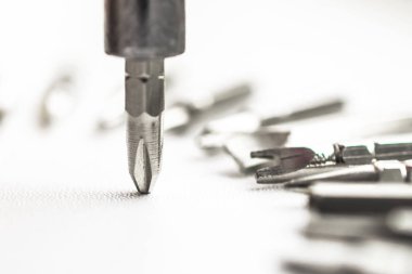 küçük mekanik tesisat işleri ve ev aletleri tamir için tanıtıcı tutmak için değiştirilebilir araçlar kümesi 