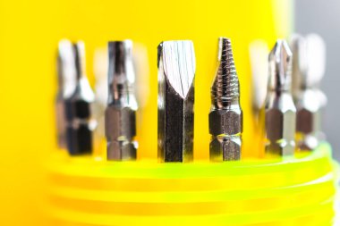 küçük mekanik tesisat işleri ve ev aletleri tamir için tanıtıcı tutmak için değiştirilebilir araçlar kümesi 