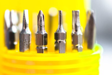 küçük mekanik tesisat işleri ve ev aletleri tamir için tanıtıcı tutmak için değiştirilebilir araçlar kümesi 