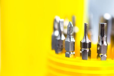 küçük mekanik tesisat işleri ve ev aletleri tamir için tanıtıcı tutmak için değiştirilebilir araçlar kümesi 