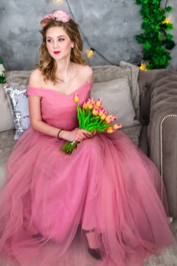 çiçekli pembe Abiye, genç kız 