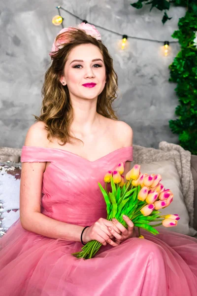 Девушка Вечернем Розовом Платье Цветами — стоковое фото