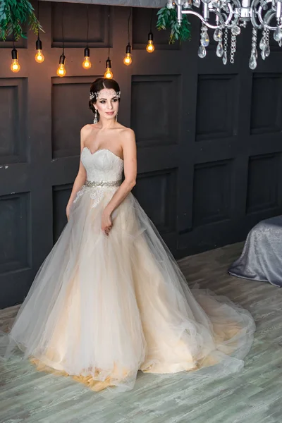 Gelinin elbiseli kız 