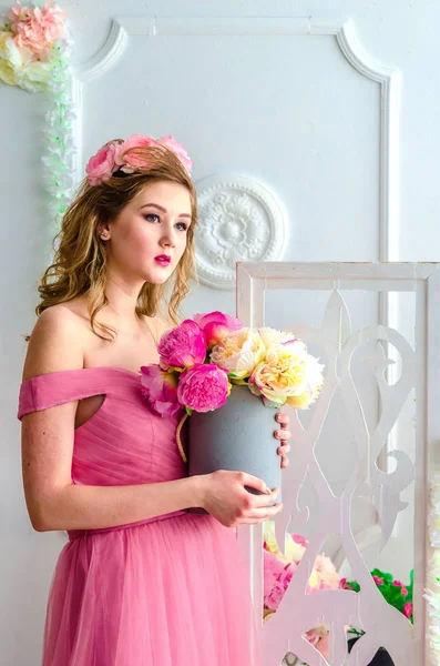 Девочка Подросток Розовом Вечернем Платье — стоковое фото