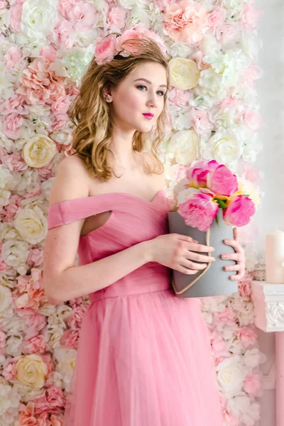 Девочка Подросток Розовом Вечернем Платье — стоковое фото