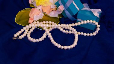 mavi kumaş arka planda mücevher