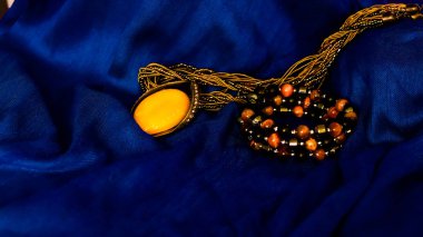 mavi kumaş arka planda mücevher 