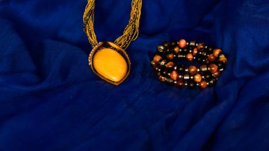 mavi kumaş arka planda mücevher 