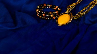 mavi kumaş arka planda mücevher 