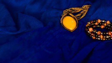 mavi kumaş arka planda mücevher 