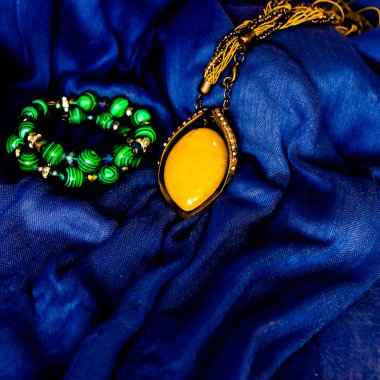 mavi kumaş arka planda mücevher 