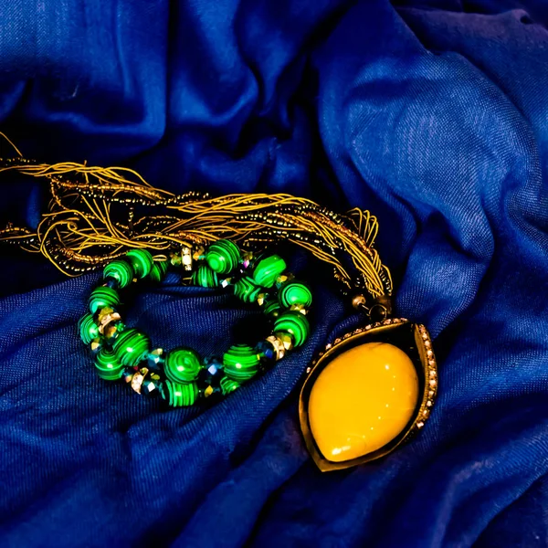 mavi kumaş arka planda mücevher 