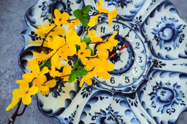 Yapay malzemelerden yapılmış çiçekler sarı, akasya çiçekleri 