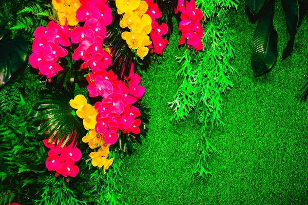 Yapay Malzemelerden Yapılmış Çiçeklerle Arkaplan Bileşimi — Stok fotoğraf