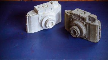 beyaz ve gri alçı taşı kameraları 