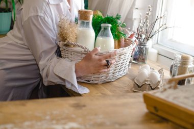 Şişelenmiş süt ve otlarla dolu mutfak masası. 