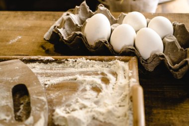 Yuvarlanan hamurlar için ahşap tahtalı masa, un kaplı. 