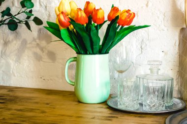 Seramik vazoda bir buket lale. 