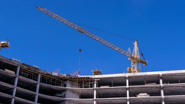 bir vinç kullanılarak dökme yekpare beton şekilde yeni bir ev inşaatı 
