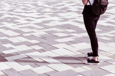 gezinti yolu boyunca yürüyen insanlar, Bisiklet ve scooter, nehir veya deniz akan su izlerken 