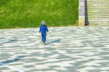 gezinti yolu boyunca yürüyen insanlar, Bisiklet ve scooter, nehir veya deniz akan su izlerken 