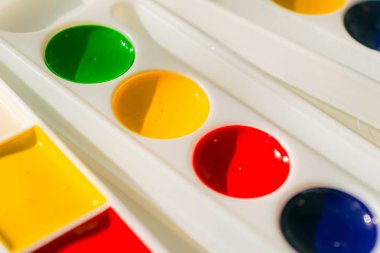 hücrelerile bir levha üzerinde çizim için suluboya boyalar ve fırçalar 