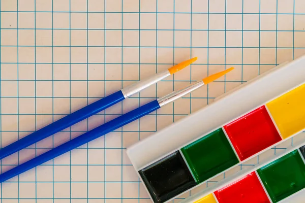 Aquarellfarben Und Pinsel Zum Zeichnen Auf Ein Blatt Mit Zellen — Stockfoto