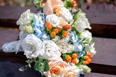 gelin buketi bankta yatıyor 