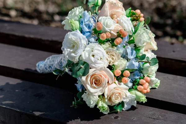 Bride Bouquet Lies Bench — Stock Photo, Image