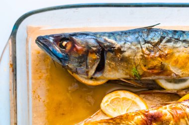 limon ile pişmiş balık uskumru 