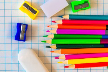 kutuda bir kağıt parçası üzerinde renkli kalemler 