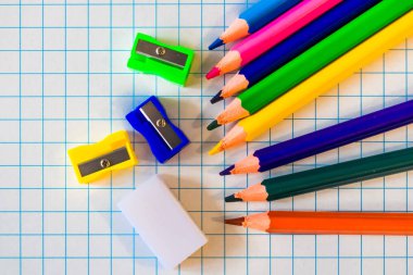 kutuda bir kağıt parçası üzerinde renkli kalemler 